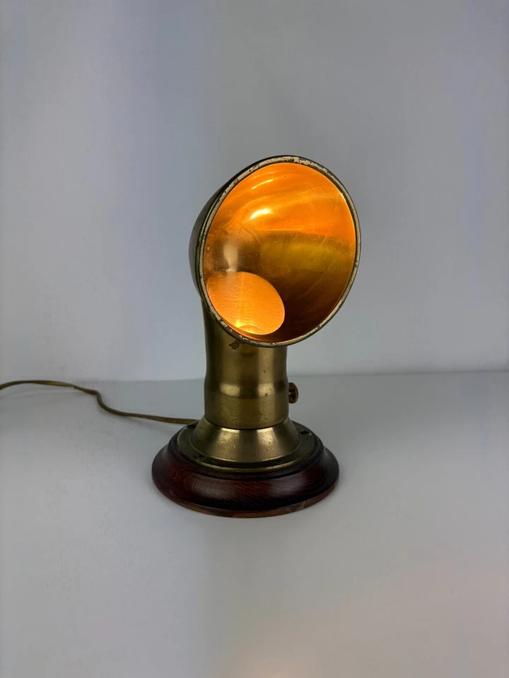 Sublime Lampe de Table Maritime, Manche à Air en Laiton sur Socle en Bois  - Photo 1/4