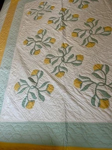 Trapunta vintage cucita a mano fiori gialli boccioli verdi steli fondo panna - Foto 1 di 4