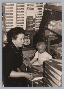 Vendedor de tienda ARWA medias medias de nailon - foto antigua años 50 - Imagen 1 de 2