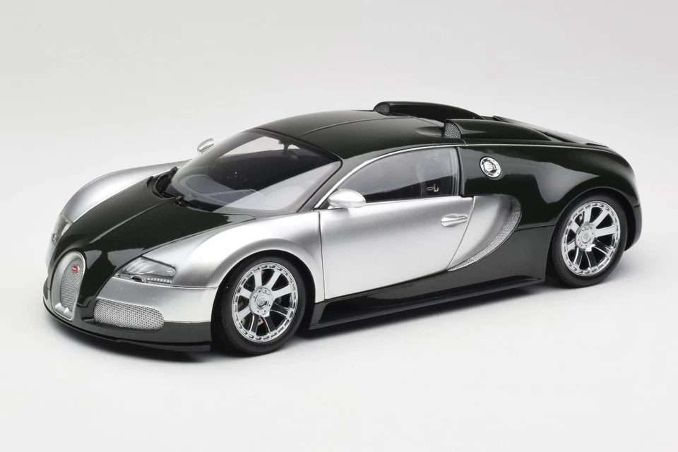 100110852-O Bugatti Veyron Edition Centenaire Chrome Green No Outside Box Minich - Image 1 of 4