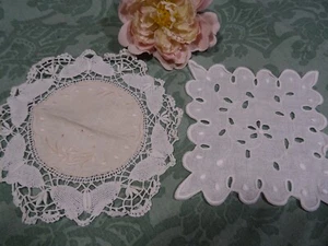 lot  2napperons blancs tres anciens  brodé main  festons=  dentelle de bruges  - Imagen 1 de 4