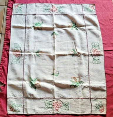 LINGE ANCIEN NAPPE BRODE FRUITS DIVERS FAIT MAIN EN COTON OU LIN 107 X 86 - Photo 1/4