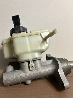 Cilindro maestro de freno y depósito VOLKSWAGEN JETTA MKV 2006-2011  Foto 1 de 4