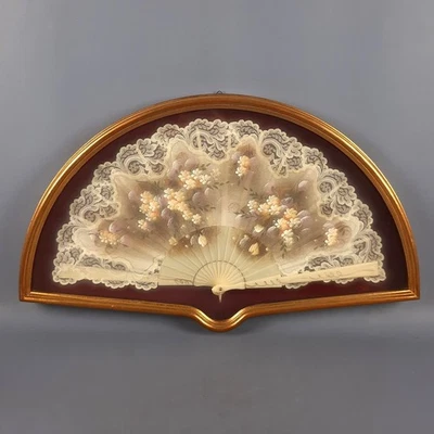 Teca Con Ventaglio Tema Fiori Dipinto A Mano Cornice Legno Vetro Vintage Anni 60 - Immagine 1 di 4