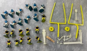 "JUEGO DE FIGURAS de plástico vintage del equipo de fútbol de Hong Kong de los años 60 de 1""/22 con banderas de postes de portería" - Imagen 1 de 17