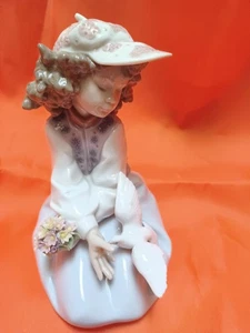 Lladro Großzügige Geste #6399 Figur Mädchen Taube Blumenstrauß Vintage 1997 Keramik  - Bild 1 von 14
