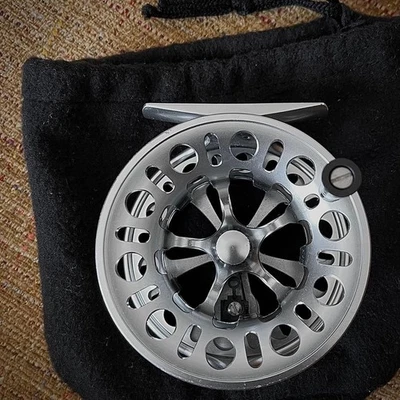 Mulinello da pesca a mosca Axeco Breath Lite ARBR 4/5 con piccoli graffi - Immagine 1 di 4