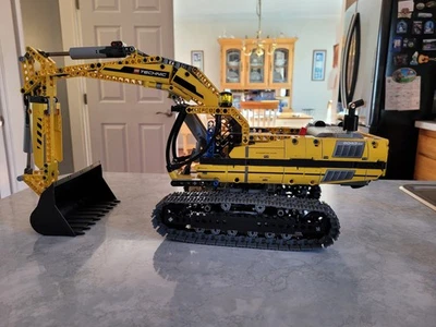 LEGO TECHNIC: Motorized Excavator (8043) - Image 1 of 4