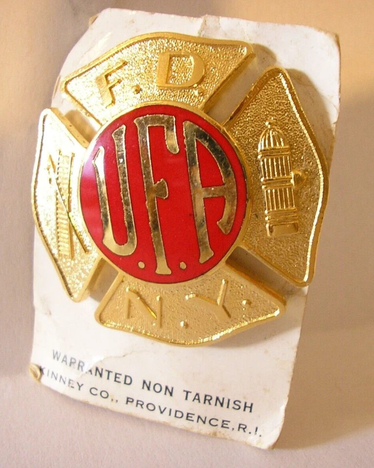 Insignia de incendio de colección FDNY UFA Asociación de bomberos uniformados Tornillo Kinney en tarjeta Foto 1 de 4