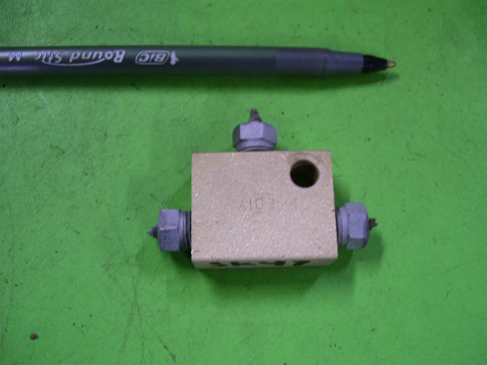 280Z 1980 Datsun 280ZX L28 línea de freno distribución bloque de conexiones delantero Nissan Foto 1 de 3