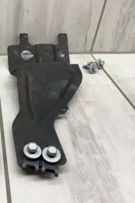 Оригинальный левый кронштейн бампера для водителя 17-22 Super Duty HC3Z17B837C - Изображение 1 из 3