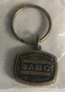 Llavero Coleccionista Promedio Más Mejorado Premio Liga ABC De Colección Nuevo de Lote Antiguo (Cuadrado) - Imagen 1 de 2