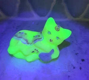 Fenton Burmese Cat Figurine Laying With Ball Of Blue Yarn Glows Under UV - Picture 1 of 23