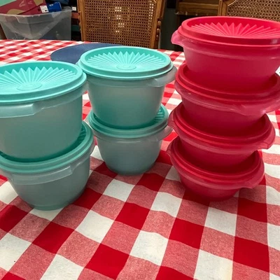 Lot 16 Piece Servalier Bowl Set, 4 Lt Blue 886-30 - 4 Coral Bowls 1323-24 w/Lids - Image 1 of 4