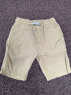 Pantalones cortos de verano beige arena para niños con cordón y cintura elástica. 5-6 años. Foto 1 de 4