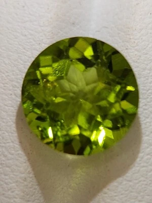 Glittering peridot gemstone - faceted natural Chrysolite 5.75 CTS - Image 1 of 4