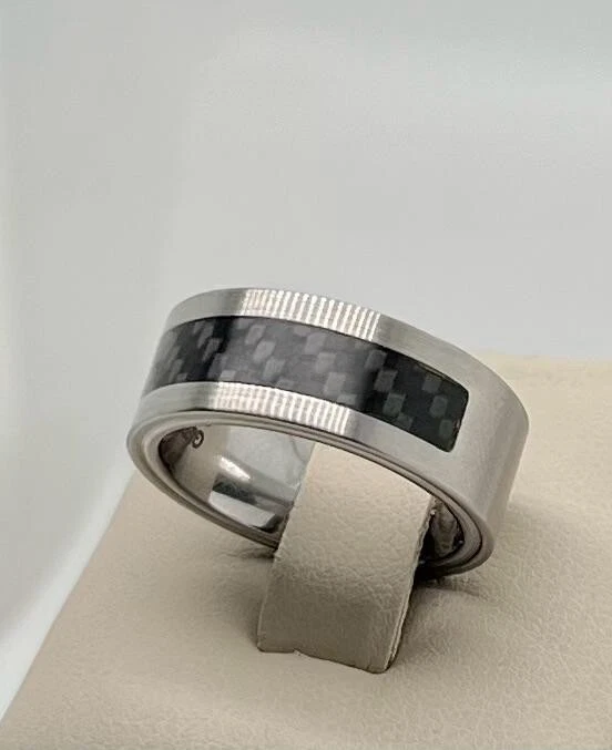 Anillo estampado Movado central de fibra de carbono de acero inoxidable para hombre de 6"" Foto 1 de 3