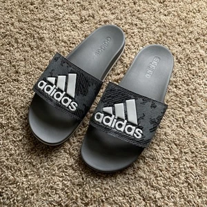 Sandali infradito grigio/bianco Adidas Adilette comodi slide F34727 uomo taglia 10 - Foto 1 di 18