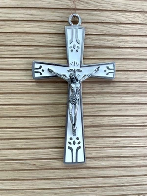 Crocifisso in metallo argentato lucido e smalto bianco cm. 19,5 - Immagine 1 di 2