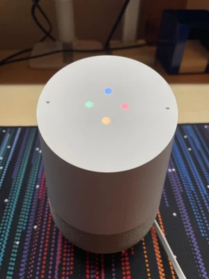 WIE NEU: Google Home Lautsprecher, Gen.1 , weiß, mit "slate-fabric" grauer Basis - Bild 1 von 3