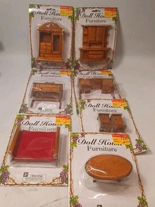 Nuevo Mueble Miniatura Casa de Muñecas 7 piezas Mesa Cama Escritorio Curiosidades + Más Nuevo en Paquete - Imagen 1 de 8