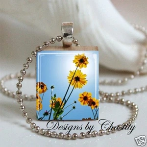 Collar Girasol Amarillo Scrabble Dije Colgante Flor Verano Azul Brillante Cielo - Imagen 1 de 1
