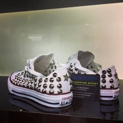 Converse All star Bianche basse personalizzate con borchie Argento Stella Star - Immagine 1 di 4
