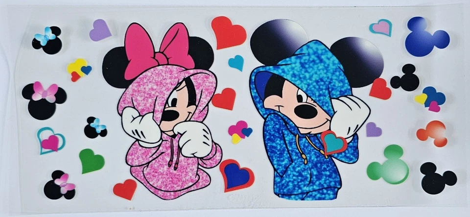Minnie Mouse y Mickey Mouse con sudaderas con capucha UV DTF TAZA ENVOLTURA TRANSFERENCIA CALCOMANÍA Foto 1 de 1