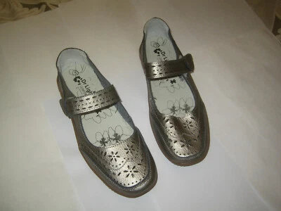 Ladies shoes ‘ Dr Lightfoot ‘ – size 3 – silver – good condition - Image 1 of 4