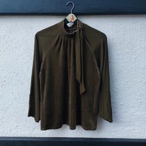 Blusa túnica de terciopelo Gustav para mujer lazo pequeño en caqui verde manga campana 3/4 - Imagen 1 de 7
