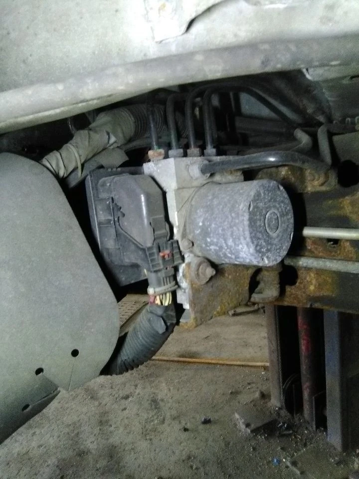 09 GMC Yukon XL 1500 Anti-Lock Brake Part Assembly  - Image 1 of 4