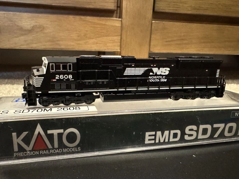 Kato escala N Norfolk Southern NS SD70M 2608 DCC listo Foto 1 de 2