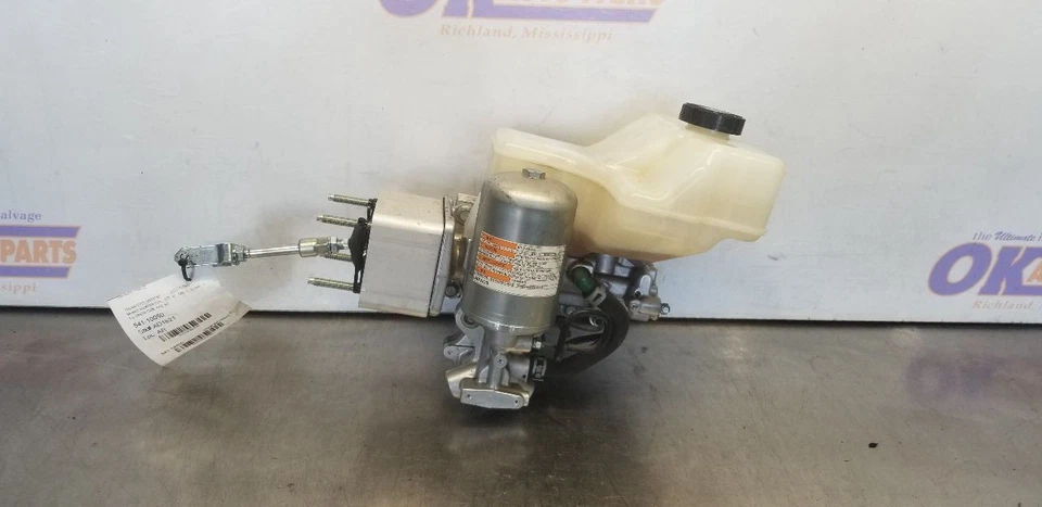 20 NISSAN TITAN SV 4X2 POWER BRAKE BOOSTER BRAKE MASTER CYLINDER WITH RESERVOIR - Image 1 of 4