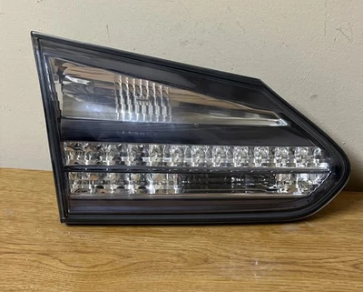 Luz trasera montada en la tapa del maletero del lado izquierdo Lexus HS250H 2010-2012 FABRICANTE DE EQUIPOS ORIGINALES Foto 1 de 3
