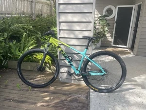 Trek Marlin 5 Gen 2 Large Volt / Miami Green Fade - Picture 1 of 8