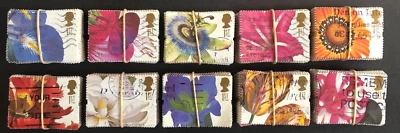 100 juegos de estampillas conmemorativas GB 1997 ~ saludos ~ flores ~ buen uso ~ paquete Foto 1 de 3