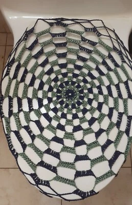 TAPA/ASIENTO INODORO REDONDO DE GANCHILLO HECHO A MANO EN AZUL/VERDE Foto 1 de 3