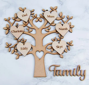 MDF Forma de Árbol Familiar Personalizado Grabado Corazones y Letrero Familiar Corazón en Tronco - Imagen 1 de 7