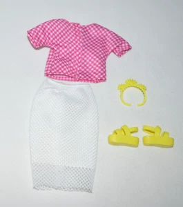 BARBIE FASHIONISTAS - WHITE & PINK PIZZAZZ OUTFIT , NECKLACE AND YELLOW SHOES - Picture 1 of 3
