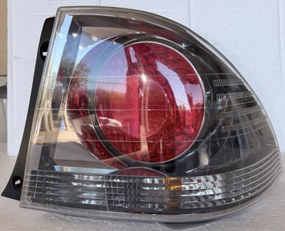 2001 - 2004 年原始设备制造商雷克萨斯 IS300 右乘客尾灯 DK 铬非运动设计 — 第 1/4 张图片