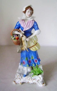 Statua in porcellana vittoriana: donna con cesto di fiori e coniglio alta 23 cm - Foto 1 di 10