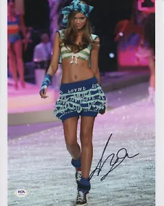 ABBEY LEE AUSSIE MODEL & ACTRESS SIGNED VICTORIA'S SECRET POSTER-SIZE PHOTO PSA - Picture 1 of 3