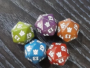MTG , Khans Of Tarkir, Spindown D20 dice each one (5 dice in total) - Picture 1 of 1
