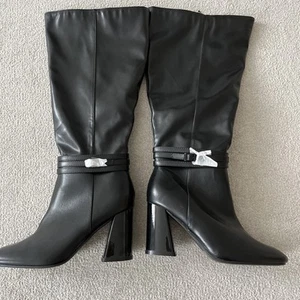 * Nuevo * Botas hasta la rodilla Quiz tacón bloque negro imitación cuero 7 ancho ajuste - Imagen 1 de 8