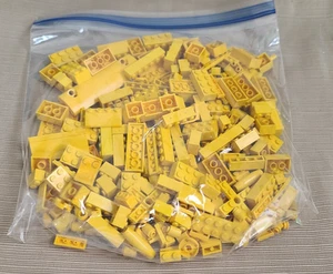 LEGO 9.7 oz. yellow brick, piece, and part lot - Bild 1 von 1