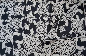 Pañuelo de seda estampado tortuga Zurich FRONTLINE DE TELA. - Imagen 1 de 11