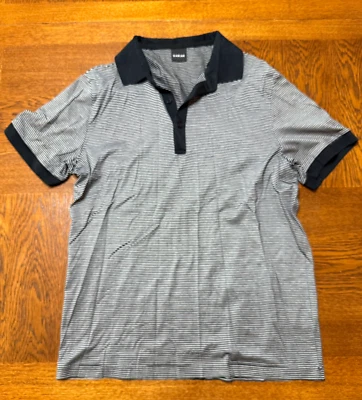 Polo masculina listrada preta e branca grande gola preta SARAR - Imagem 1 de 4