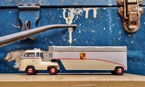 1:64 Schuco ProR64 Volkswagen T1 race transporters - Picture 1 of 3