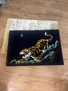Altes Fotoalbum mit einem Samtgemälde eines Tigers auf dem Einband - Bild 1 von 6