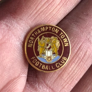 SELTENER NORTHAMPTON TOWN F.C. KLEINE RUNDE WAPPEN EMAILLE ANSTECKNADEL ABZEICHEN - Bild 1 von 1